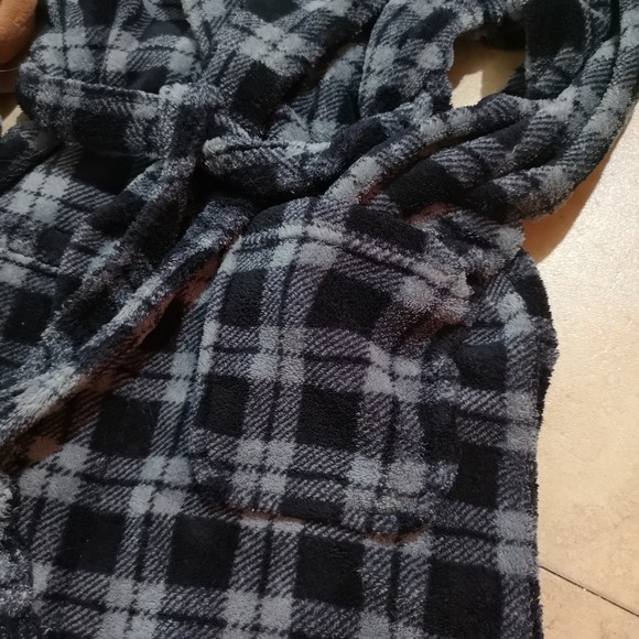3/$30  Kids Robe! Fuzzy & Soft With Pockets! - Picture 3 of 11